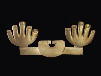 Ornamento nasale con mani, possibilmente Moche da Pre Columbian Pre Columbian