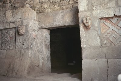 Un portale con teste scolpite, Periodo Post-Classico Tardo da Pre Columbian