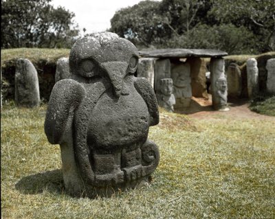 Scultura megalitica di un uccello che tiene un serpente da Pre Columbian Pre Columbian