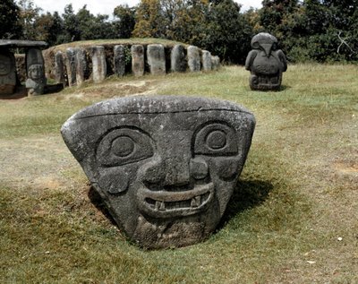 Scultura megalitica di testa triangolare da Pre Columbian Pre Columbian