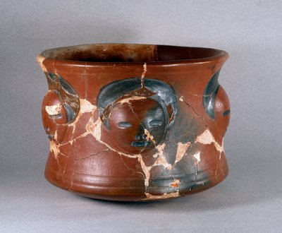 Arte precolombiana, cultura Kotosh: recipiente di terracotta con volti umani. Dim. 16,2 cm 1000 a.C.-800 d.C. da Pre Columbian Pre Columbian