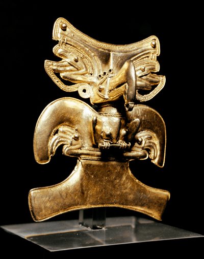Arte precolombiana, civiltà Tairona: pendente a forma di uccello in oro. X-XVI secolo d.C. Bogotà, Museo dell