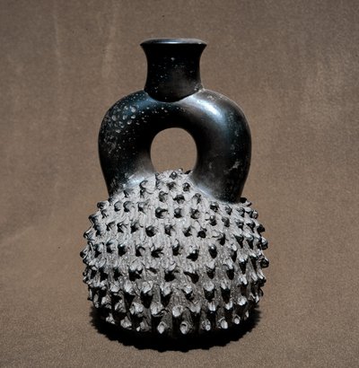 Arte precolombiana, civiltà cupisnica: vaso a forma di scarabeo e melograno. 300 a.C.-100 d.C. Lima, Museo Nazionale di Antropologia e Archeologia, Perù da Pre Columbian Pre Columbian