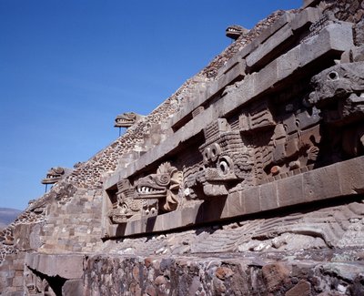 Civiltà precolombiana: vista del sito di Teotihuacan: il Tempio di Quetzalcoatl o Tempio del Serpente Piumato da Pre Columbian Pre Columbian