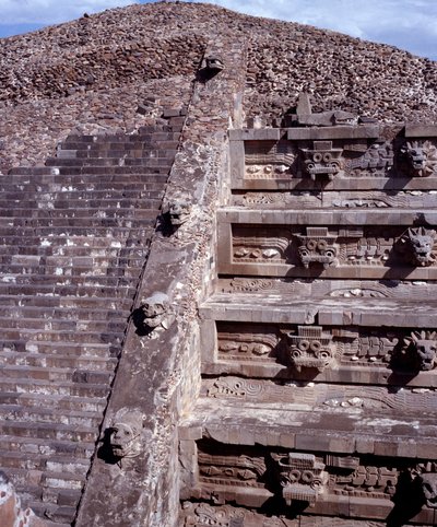 Civiltà precolombiana: vista del sito di Teotihuacan (300 a.C.-600 d.C.): il Tempio di Quetzalcoatl o Tempio del Serpente Piumato. Messico da Pre Columbian Pre Columbian