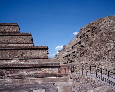 Civiltà precolombiana: vista del sito di Teotihuacan (300 a.C.-600 d.C.): il Tempio di Quetzalcoatl o Tempio del Serpente Piumato. Messico da Pre Columbian Pre Columbian