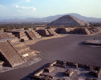 Civiltà precolombiana: vista del sito di Teotihuacan (300 a.C.-600 d.C.): il tempio (o piramide) del sole. Messico da Pre Columbian Pre Columbian