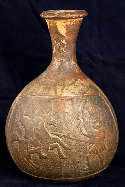 Bottiglia raffigurante un combattimento tra un cavaliere e un guerriero a piedi (terracotta) da Precolombian Precolombian