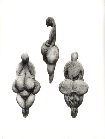 Tre viste di una statuetta di 