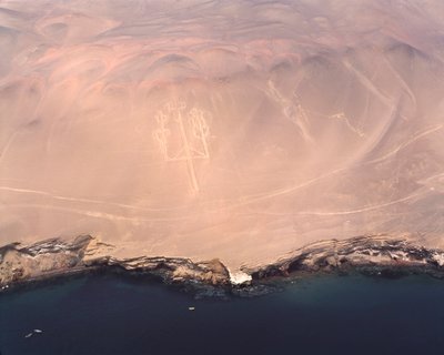 Veduta aerea del Candelabro di Paracas o il Candelabro delle Ande, nella baia di Pisco da Prehistoric Prehistoric