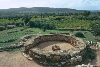 Italia, Sardegna, Alghero, provincia di Sassari, complesso nuragico Palmavera, rovine della capanna delle riunioni da Prehistoric Prehistoric