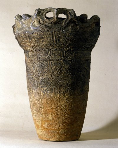 Grande vaso in terracotta del periodo Jomon (periodo preistorico in Giappone). Roma, Museo Nazionale d
