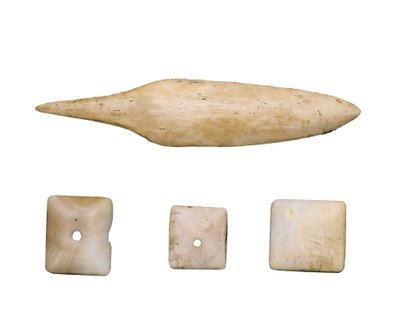 Preistoria (Neolitico): Punta di freccia e bottoni di osso. Da Cueva Toralla (Lleida) da Prehistoric Prehistoric