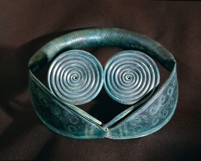 Preistoria: ornamento metallico per il collo decorato con spirali da Halland da Prehistoric Prehistoric
