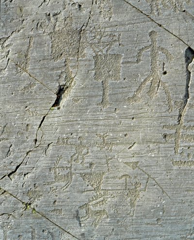 Preistoria, civiltà dei Camuni, arte rupestre: rappresentazioni su roccia di scene di caccia al cervo e vita quotidiana in un villaggio. Periodo tra il Neolitico e l