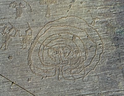 Preistoria, civiltà Camunni, arte rupestre: roccia tombale con la rappresentazione di armi di guerrieri, scudi e spade, e un labirinto. Periodo tra il Neolitico e l