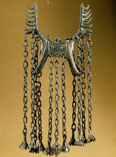 Preistoria: pendente a forma di alce con due teste da un sito a Dolanlar (Azerbaigian) Età del Bronzo. Baku, Museo Statale di Storia delle Religioni dell
