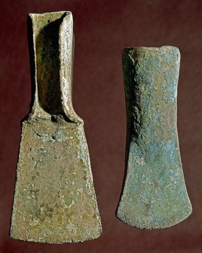 Preistoria: ascia e punta di lancia in selce. Civiltà degli Appennini (o Età del Bronzo Italiana). 1400-1300 a.C. Perugia, Museo Archeologico Nazionale dell