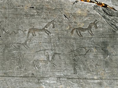 Preistoria, civiltà dei Camuni, arte rupestre: roccia tombale con scena di caccia da Prehistoric Prehistoric