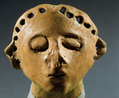 Preistoria, cultura di Cucuteni-Trypillia: testa di statua in argilla. 3000 a.C. Neolitico, Età della Pietra. Kishinev (Chisinau), Istituto Storico delle Scienze della Repubblica di Moldova da Prehistoric Prehistoric