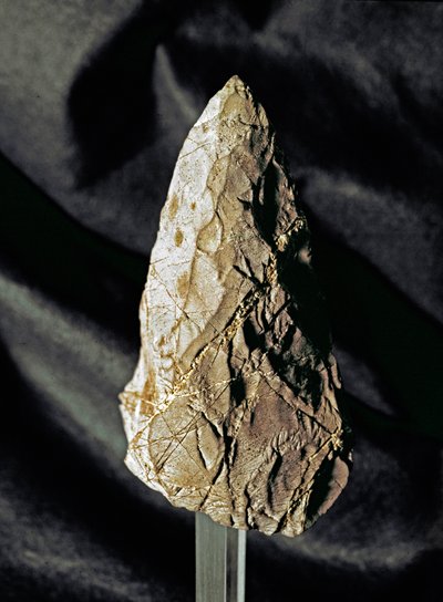 Preistoria: bifacciale amigdaloide di selce. Paleolitico inferiore. Da Torrimpietra vicino a Roma. Roma, Museo Nazionale Preistorico Etnografico Luigi Pigorini, Italia da Prehistoric Prehistoric
