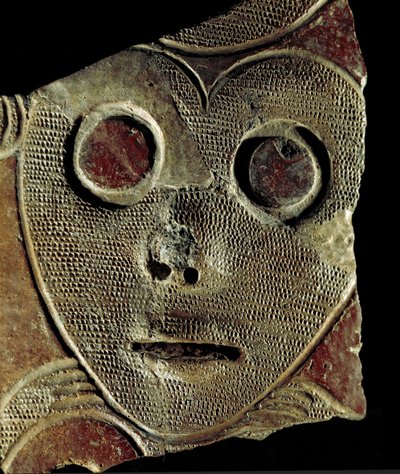 Preistoria: frammento di vaso di argilla decorato con una maschera da un sito vicino a Vosnesenovka (Russia). 3000 a.C., Neolitico. Museo di Archeologia ed Etnografia della Filiale Siberiana dell