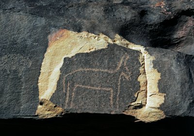 Preistoria, arte rupestre: roccia tombale con la rappresentazione di un