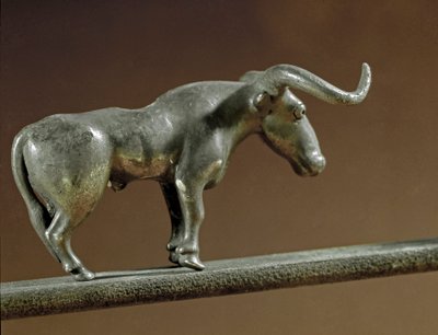 Preistoria: statua di toro in argento dalla tomba di Maikop (Caucaso). 3000-2500 a.C. Eneolitico, Età del Rame. San Pietroburgo, Museo dell