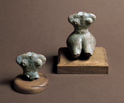 Preistoria: piccolo idolo (a sinistra) risalente al Neolitico medio. Ricostruzione a destra. Dalla Caverna delle Arene Candide (Liguria) da Prehistoric Prehistoric