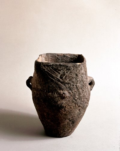 Preistoria: vaso in terracotta con apertura quadrata dell