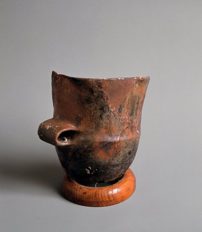 Preistoria: vaso in terracotta con apertura quadrata dell