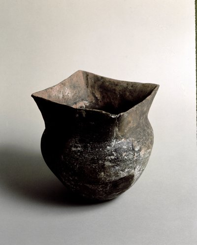 Preistoria: vaso in terracotta con apertura quadrata dell