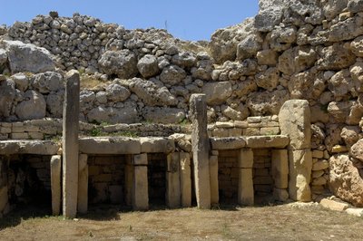 Preistoria: vista del tempio megalitico di Ggantija, risalente al Neolitico (3500-2600 a.C.), isola di Gozo, Malta da Prehistoric Prehistoric