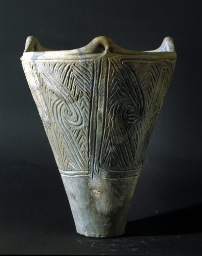 Vaso in terracotta del periodo Jomon (periodo della preistoria in Giappone). Roma, Museo Nazionale d