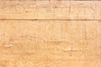 Il santuario dorato esterno della camera funeraria di Tutankhamon, Museo Egizio, Il Cairo, Egitto da Prehistoric Prehistoric