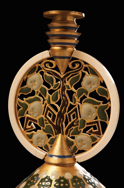 (dettaglio) di un candeliere in bronzo dorato, smalto e avorio da Princess Maria Tenisheva