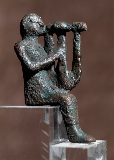 Musicista che suona la cetra (statuetta in bronzo, 4°-2° secolo a.C.) da Punic
