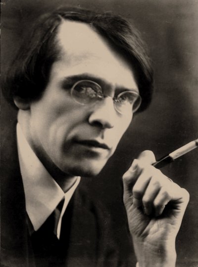 Ritratto del poeta Vladislav Khodasevich (1886-1939) da Pyotr Ivanovich Shumov