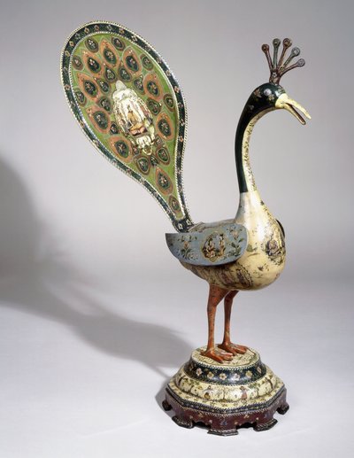 Un pavone Qajar dipinto con disegni floreali e cartigli pittorici raffiguranti cortigiani, XIX secolo da Qajar School