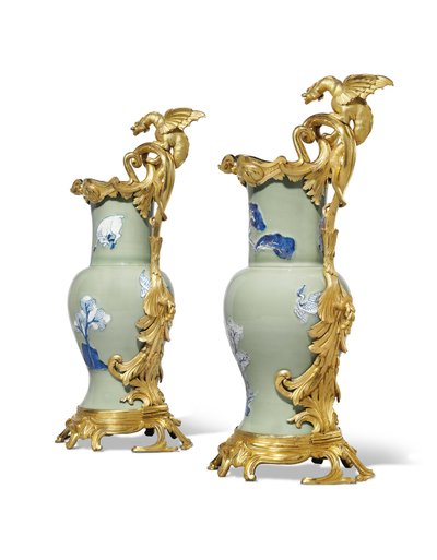 Una coppia di brocche Luigi XV, porcellana 1662-1722, montature c.1745-49 da Qing Dynasty   Kangxi Period Chinese School