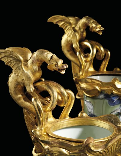 Una coppia di brocche Luigi XV, porcellana 1662-1722, montature c.1745-49 da Qing Dynasty   Kangxi Period Chinese School
