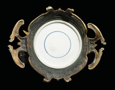 Una coppia di brocche Luigi XV, porcellana 1662-1722, montature c.1745-49 da Qing Dynasty   Kangxi Period Chinese School