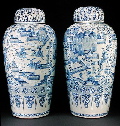 Un paio di vasi da soldato blu e bianco, c.1700 da Qing Dynasty Chinese School