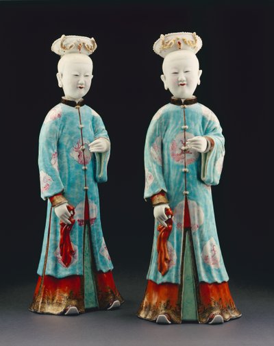 Un paio di figurine femminili, periodo Qianlong, 1736-95 da Qing Dynasty Chinese School