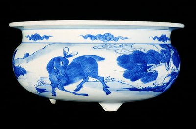 Incensiere dipinto in blu sottosmalto con cervi in un paesaggio, periodo Kangxi (1662-1722) (porcellana) da Qing Dynasty Chinese School