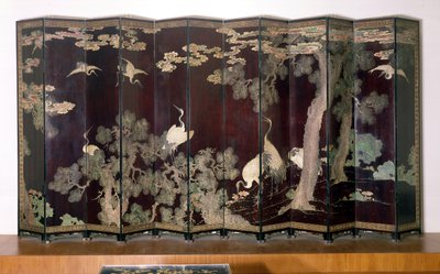 Schermo Coromandel che raffigura gru, pini e nuvole su sfondo nero, 1691 da Qing Dynasty Chinese School
