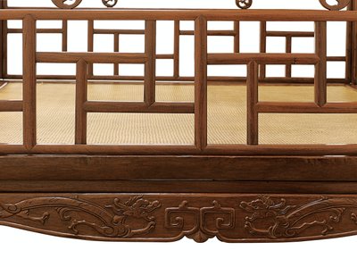 (dettaglio) di un letto a baldacchino a sei montanti Huanghuali, Dinastia Qing da Qing Dynasty Chinese School