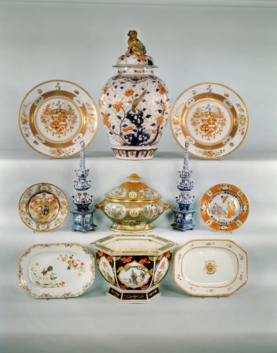Vaso a balaustro Imari; Piatto armoriale Rose-verte, c.1724; Zuppiera e coperchio Famille rose; Due vasi di tulipani blu e bianchi; Piatto armoriale Famille Rose; Piatto Imari di Cornelius Prenk; Piatto oblungo Famille Rose; Giardiniera esagonale Famille R da Qing Dynasty Chinese School
