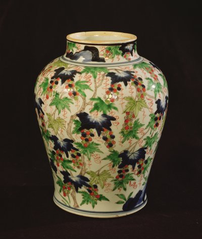 Vaso decorato con viti e grappoli d