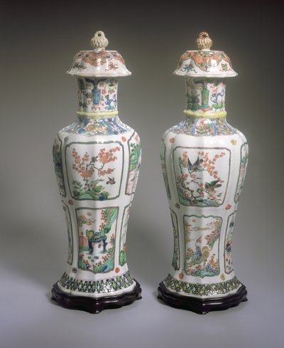 Coppia di vasi e coperchi Famille Verte di esportazione cinese, periodo Kangxi (1662-1722) da Qing Dynasty Chinese School